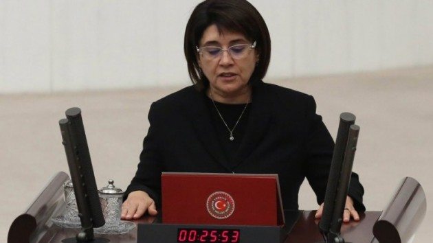 Ορκίστηκε μιλώντας στην κουρδική γλώσσα η Λεϊλά Ζάνα,μέσα στο τουρκικό κοινοβούλιο