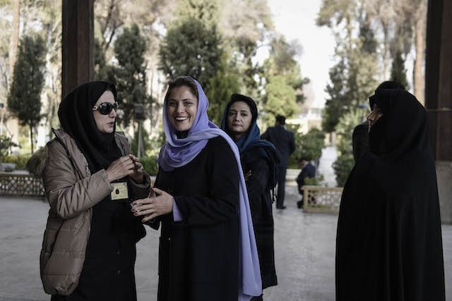 Μαντήλα φόρεσε στο Ιράν η σύζυγος του πρωθυπουργού -Φωτογραφίες από την επίσκεψη