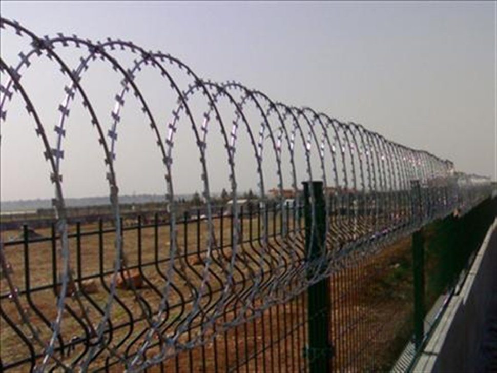 Οι Σκοπιανοί υφώνουν κι άλλο φράχτη στα σύνορα με Ελλάδα