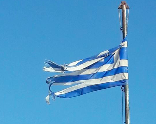 Φωτογραφία ντροπή από τη Λήμνο με σκισμένη  ελληνική σημαία στο Κάστρο της Μύρινας!