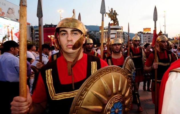 Τα Σκόπια προ της διάλυσης αλλά οι πολιτικοί τους επιμένουν στη 