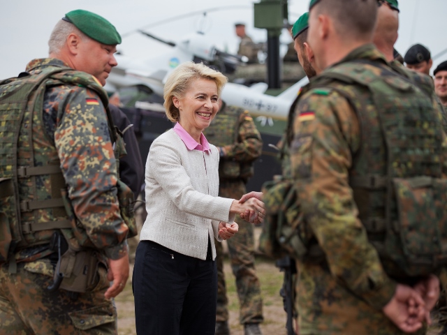 Περισσότερα χρήματα για την άμυνα ζητά η Γερμανίδα υπουργός Άμυνας