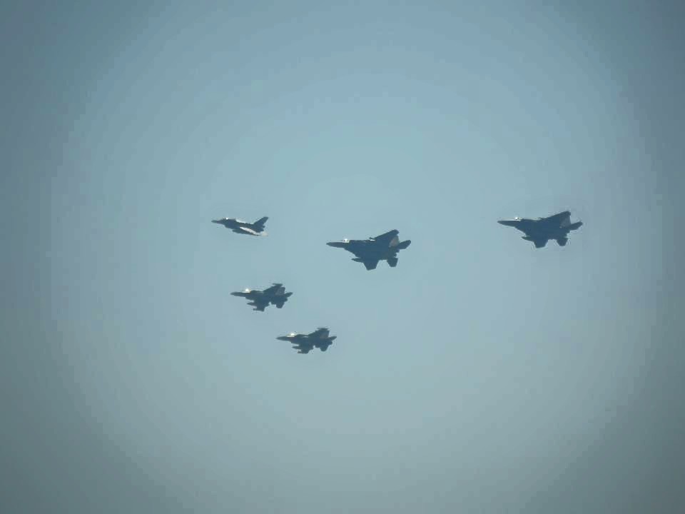 Ο ελληνοαμερικανικός σχηματισμός F-15 και F-16 πάνω από την Ακρόπολη