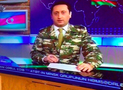 Παρουσιαστής ειδήσεων με παραλλαγή και γραβάτα! Έγινε στο Αζερμπαϊτζάν
