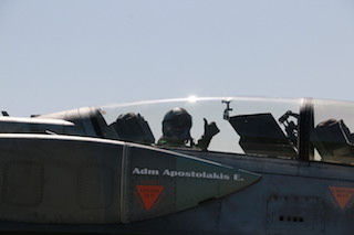 Ο Ναύαρχος Αποστολάκης χαιρετά με F-16 από Σκύρο μέχρι Άη Στράτη! Πτήση για τον Α/ΓΕΕΘΑ