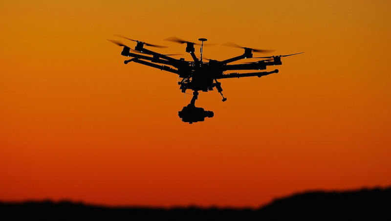 Γιατί τα drones είναι θανάσιμος κίνδυνος για τα αεροσκάφη! Βίντεο