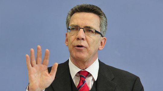 Γερμανία: Για μερική αποβλάκωση της κοινωνία μιλά ο υπουργός Εσωτερικών