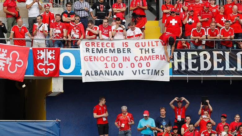 Άθλια αλβανική πρόκληση στο EURO 2016 με πανό ντροπή! Απάντηση ΥΠΕΞ και απαίτηση συλλήψεων
