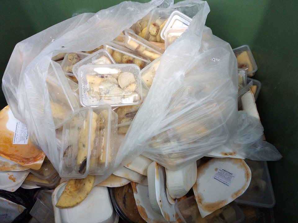 Πετάμε φαγητό από τα κέντρα προσφύγων στα σκουπίδια! Φωτογραφία από τη Μαλακάσα