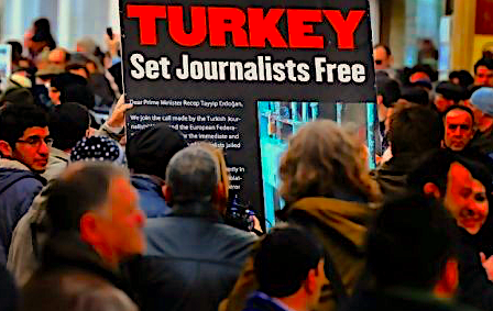 Προφυλακίστηκαν 17 δημοσιογράφοι στην Τουρκία