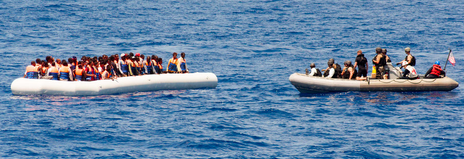 Αμερικανικό αντιτορπιλικό σώζει 97 μετανάστες στη Μεσόγειο-Φωτογραφίες