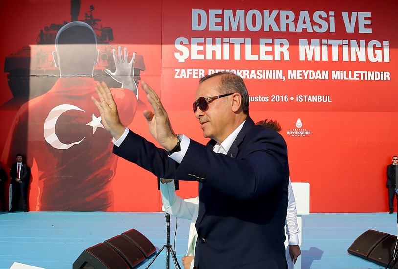 Ο Ερντογάν λέει ότι έχει αποδείξεις ότι οι δήμαρχοι που καθαίρεσε έχουν σχέσεις με το PKK!