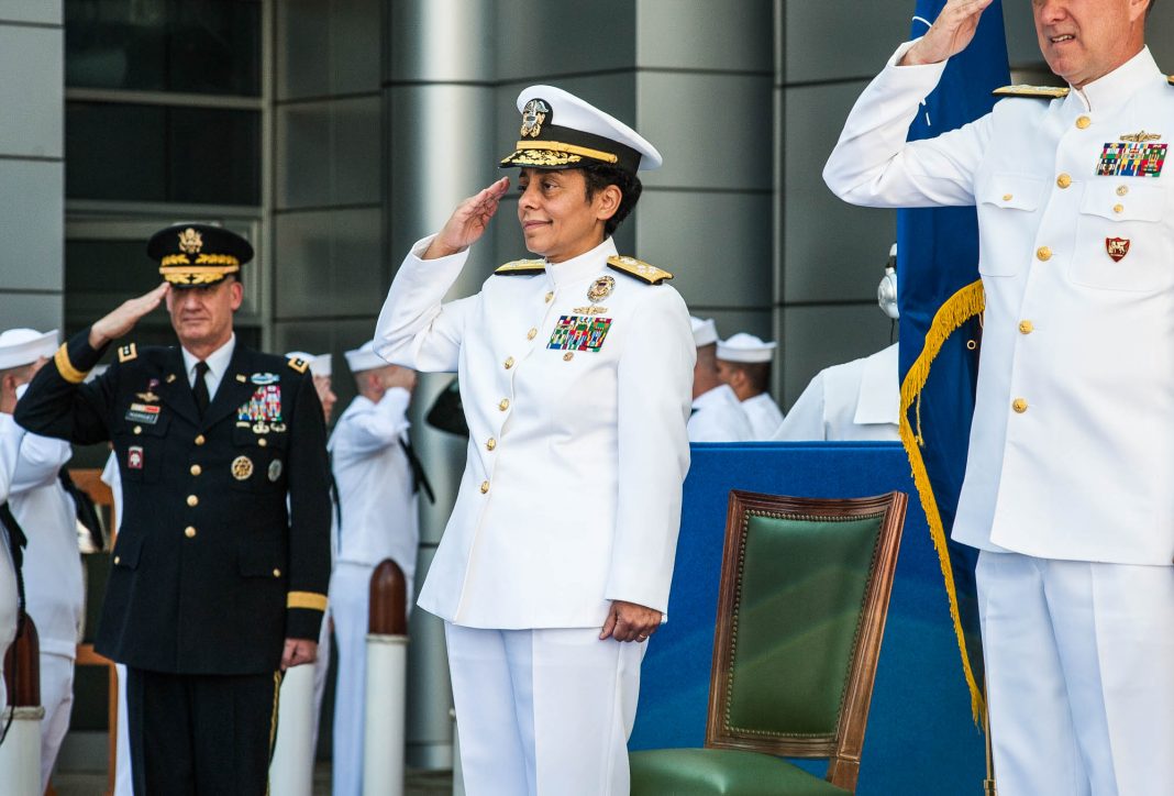 Η “κοντή”  τετράστερη Ναύαρχος των ΗΠΑ που διοικεί σαν γίγαντας το ΝΑΤΟ στη Μεσόγειο