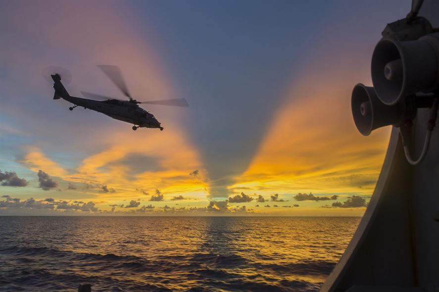 Ελικόπτερο του ΠΝ πετά τα ξημερώματα για να κάνει έρευνες στην περιοχή συντριβής του νατοϊκού ελικοπτέρου