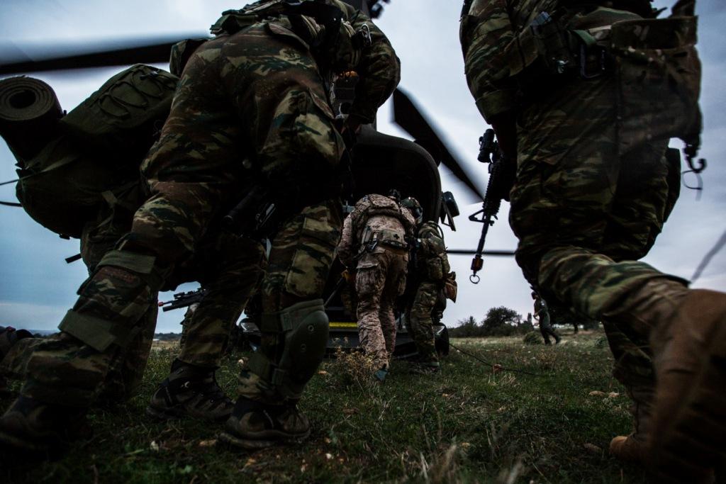 «Γιατί δεν πείθουν οι εξηγήσεις του ΥΠΕΘΑ για τις αποσπάσεις Ελλήνων στρατιωτικών σε αμερικανικές δυνάμεις»