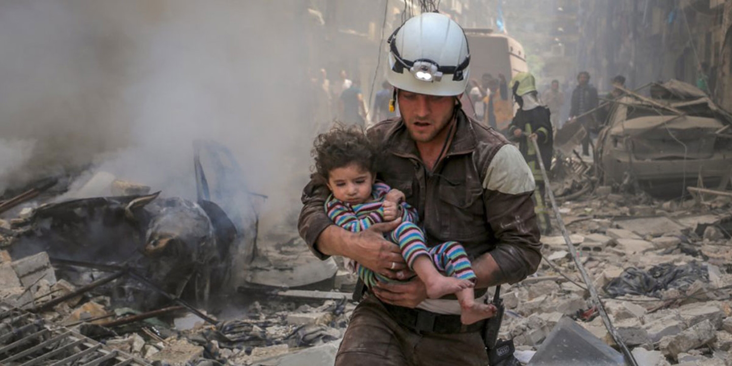 Οι Σύριοι στρατιώτες με τα “λευκά κράνη” ρισκάρουν τα πάντα για να σώσουν τα θύματα των επιθέσεων!