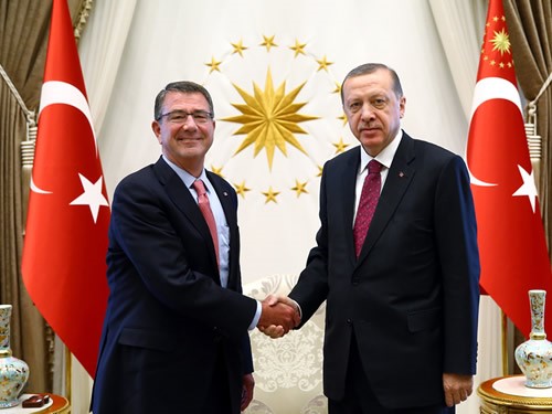 Ο Αμερικανός υπουργός Άμυνας ρισκάρει την επιχείρηση στη Μοσούλη για χάρη της Τουρκίας!