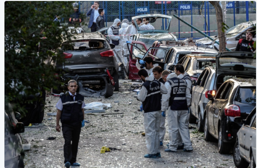 Βομβιστές αυτοκτονίας ανατινάχτηκαν μόλις τους εντόπισαν Τούρκοι αστυνομικοί