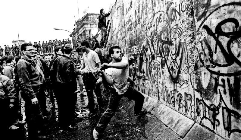 Το Τείχος στο Βερολίνο έπεσε πριν από 30 χρόνια, η ακροδεξιά ανεβαίνει στη Γερμανία