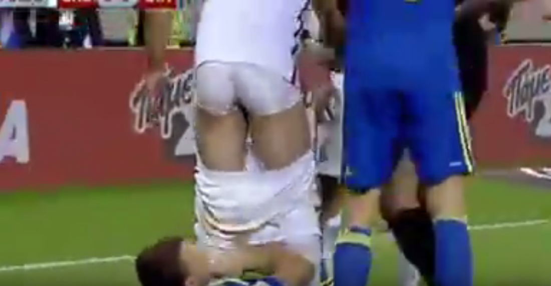 Προκλητικός Βόσνιος ποδοσφαιριστής κατεβάζει το σορτσάκι το Παπασταθόπουλου!