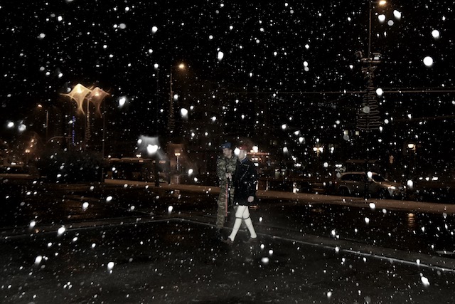 Οι Εύζωνες τη νύχτα κάτω από το χιόνι στον Άγνωστο Στρατιώτη σε θερμοκρασίες πολικές! ΦΩΤΟ