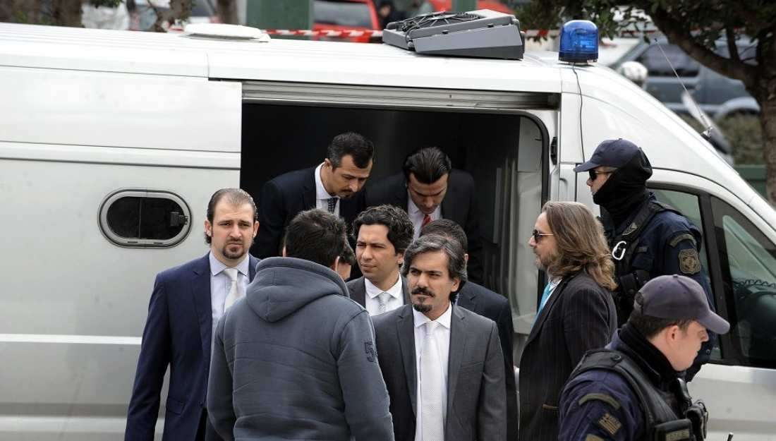 Κρατούμενοι παραμένουν οι 8 Τούρκοι στρατιωτικοί