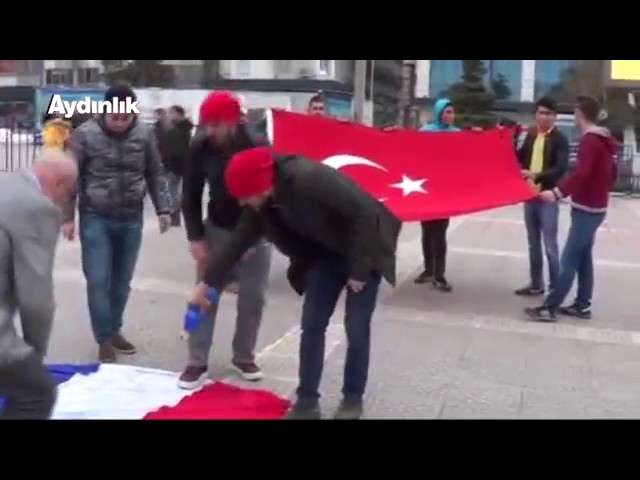 Τούρκοι καίνε τη γαλλική σημαία νομίζοντας ότι είναι...ολλανδική! Βίντεο