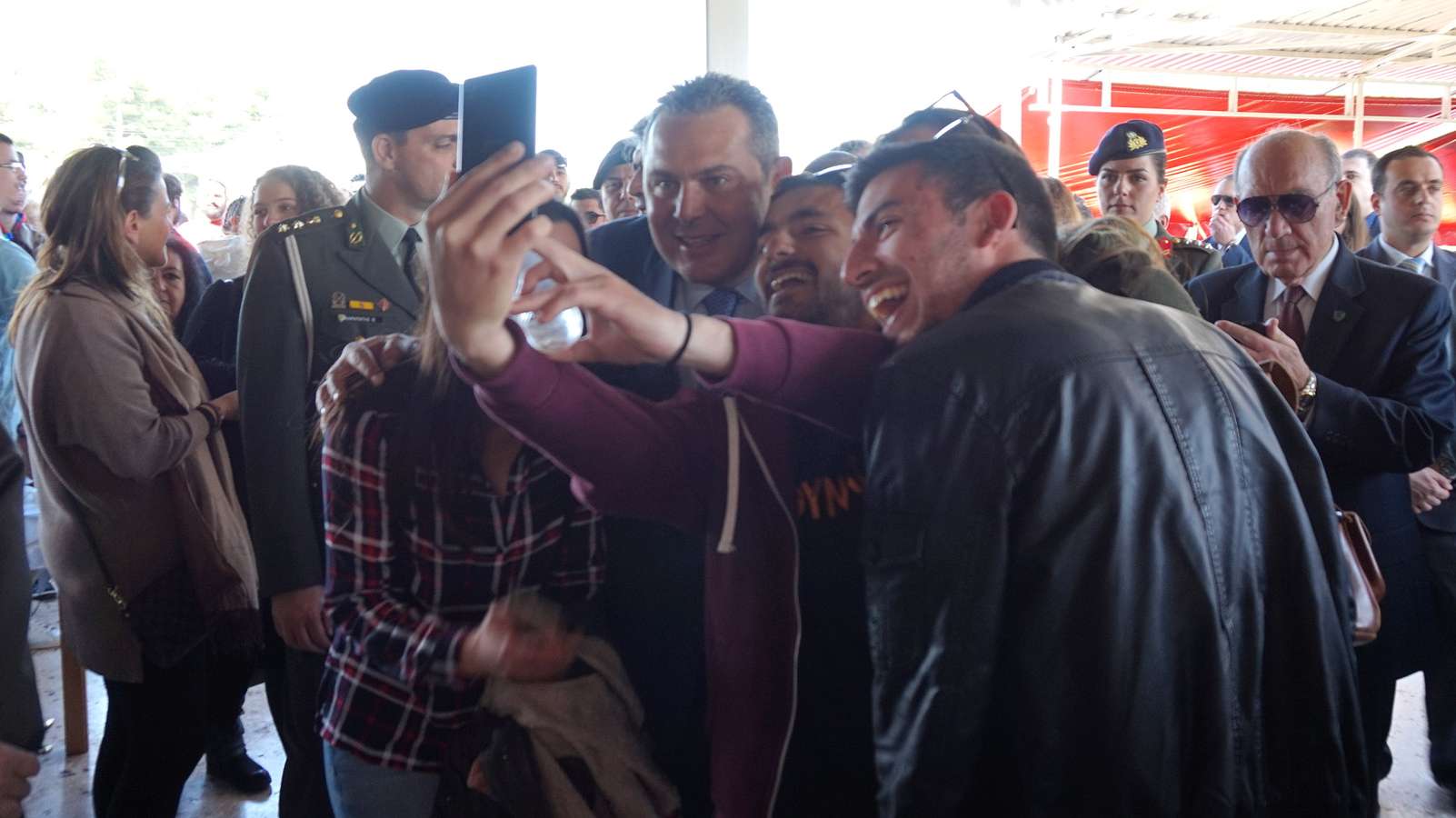Ο Καμμένος βγάζει selfie, φωτογραφίζεται με τον Ζιαζιά και στέλνει μήνυμα στην Άγκυρα