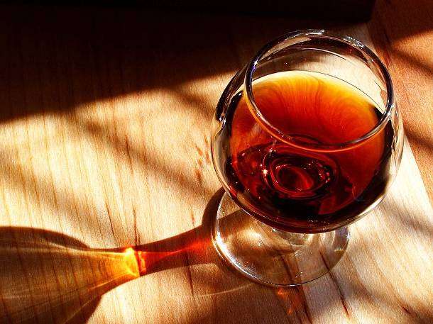 Υγεία: Μύθος ότι ένα-δύο ποτηράκια αλκοόλ προστατεύουν από εγκεφαλικό
