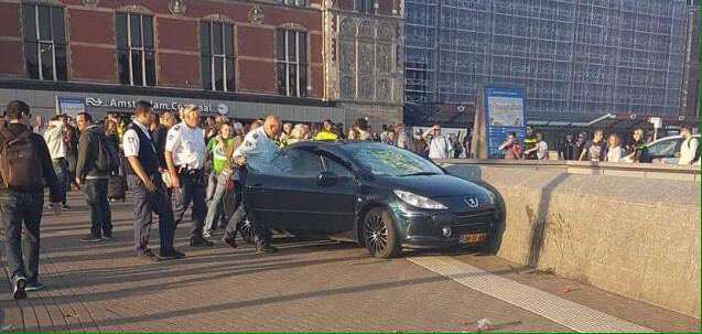 Αυτοκίνητο παρασύρει πεζούς στο Άμστερνταμ!