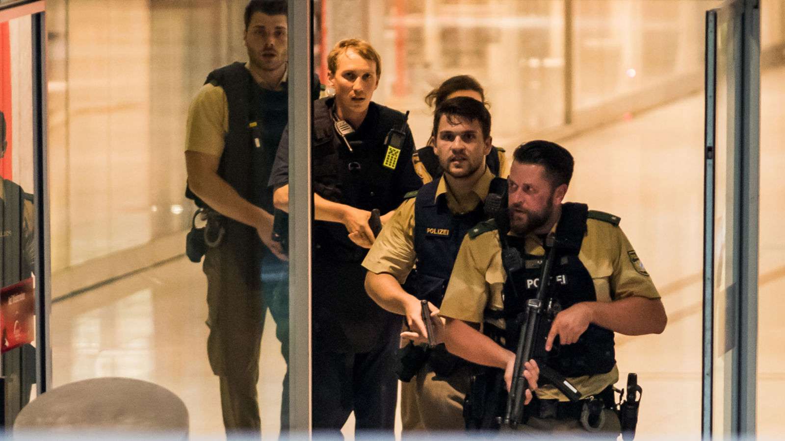 Πυροβολισμοί και τραυματίες στο Μόναχο αλλά η αστυνομία λέει πως δεν είναι τρομοκρατία
