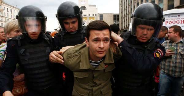 Εκατοντάδες συλλήψεις αντικυβερνητικών διαδηλωτών στη Ρωσία