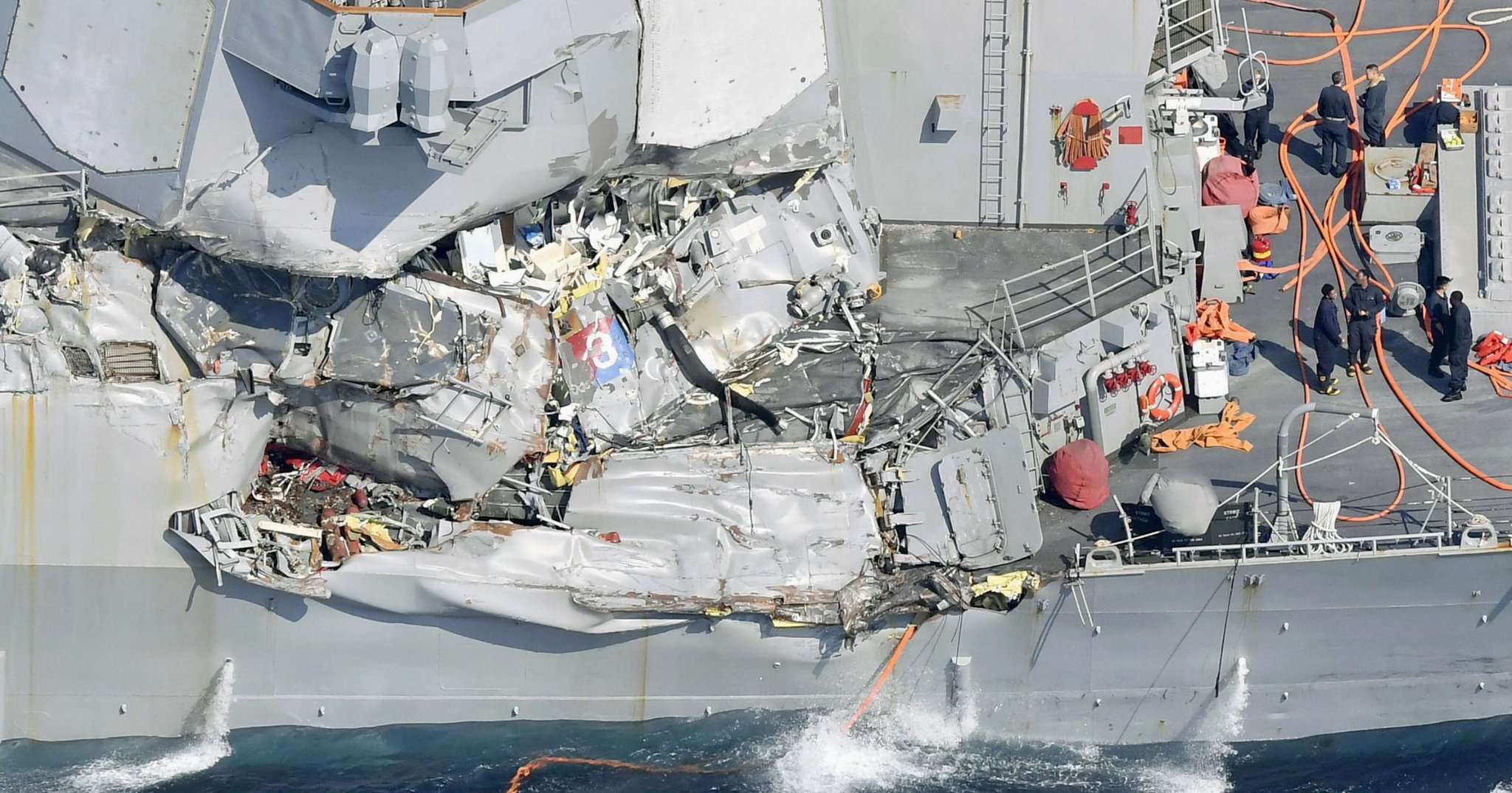 Επτά ναύτες αγνοούνται από τη σύγκρουση αμερικανικού πολεμικού με εμπορικό πλοίο