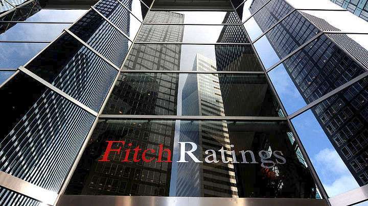 Ο οίκος Fitch απειλεί με υποβάθμιση την αμερικανική οικονομία