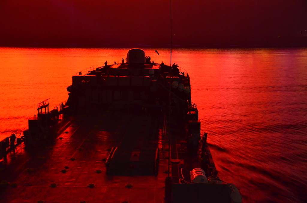 Αρματαγωγό του ΠΝ αποπλέει για την δοκιμαζόμενη από την κακοκαιρία Κρήτη