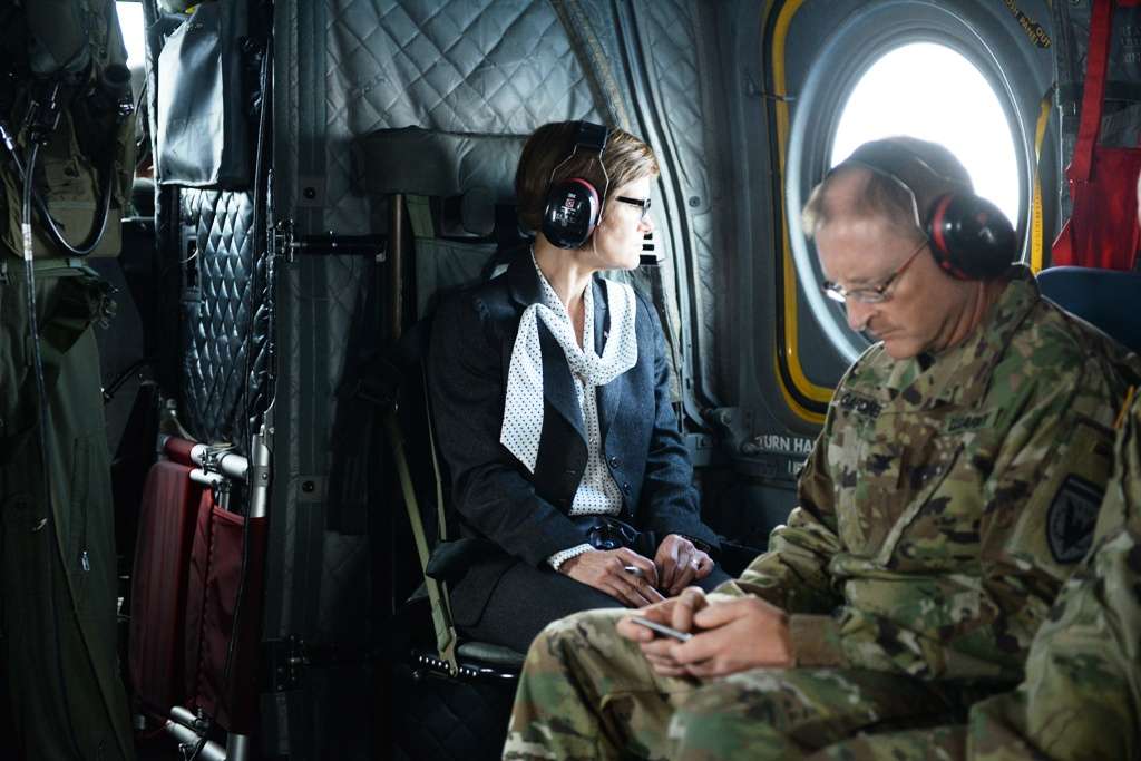 Η Αμερικανίδα Υπουργός Στρατού πετά με τα ελληνικά Chinook -Φωτό