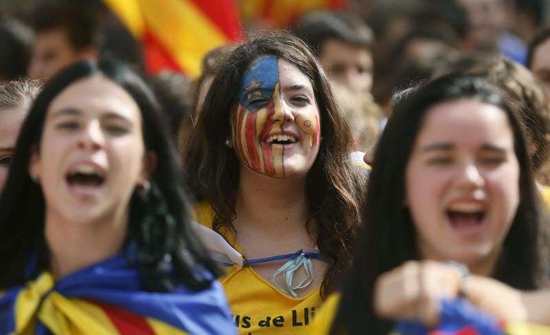Καταλωνία: Αναστολή ανεξαρτησίας για να γίνουν συζητήσεις με Μαδρίτη