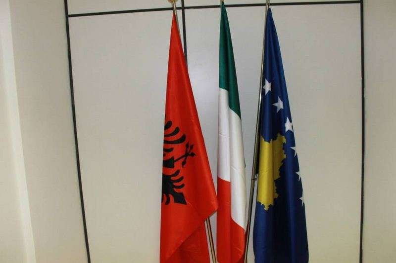 Οι σημαίες Αλβανίας και Κοσόβου μαζί στο προξενείο της Αλβανίας στο Μιλάνο