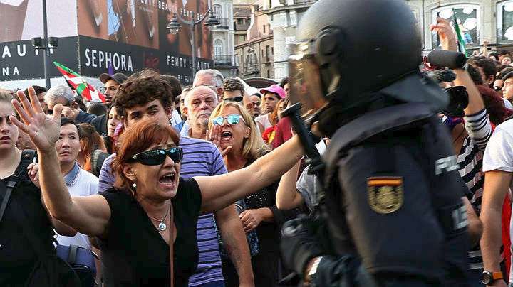 ΚΑΤΑΛΟΝΙΑ: Σε δημοκρατική αντίσταση κατά της Μαδρίτης καλεί ο Πουτζντεμόν