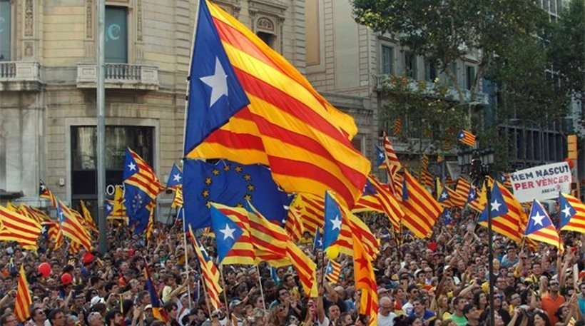 Ισπανία: Χιλιάδες διαδηλωτές από 5 πόλεις της Καταλονίας συγκλίνουν στη Βαρκελόνη