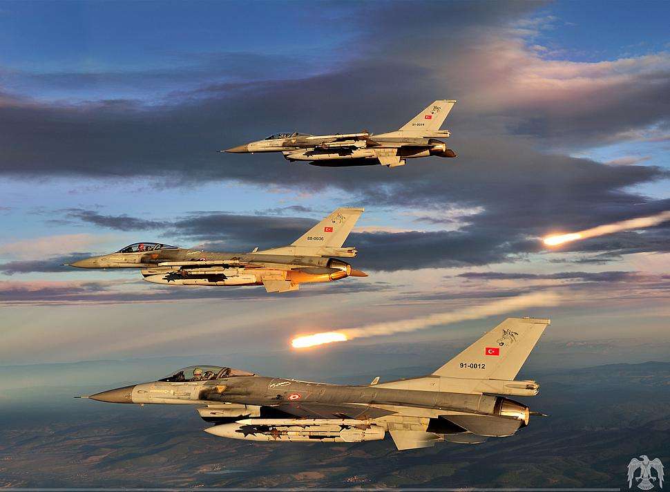 Μπαράζ υπερπτήσεων από 10 τουρκικά F-16 σε νησιά του Αιγαίου