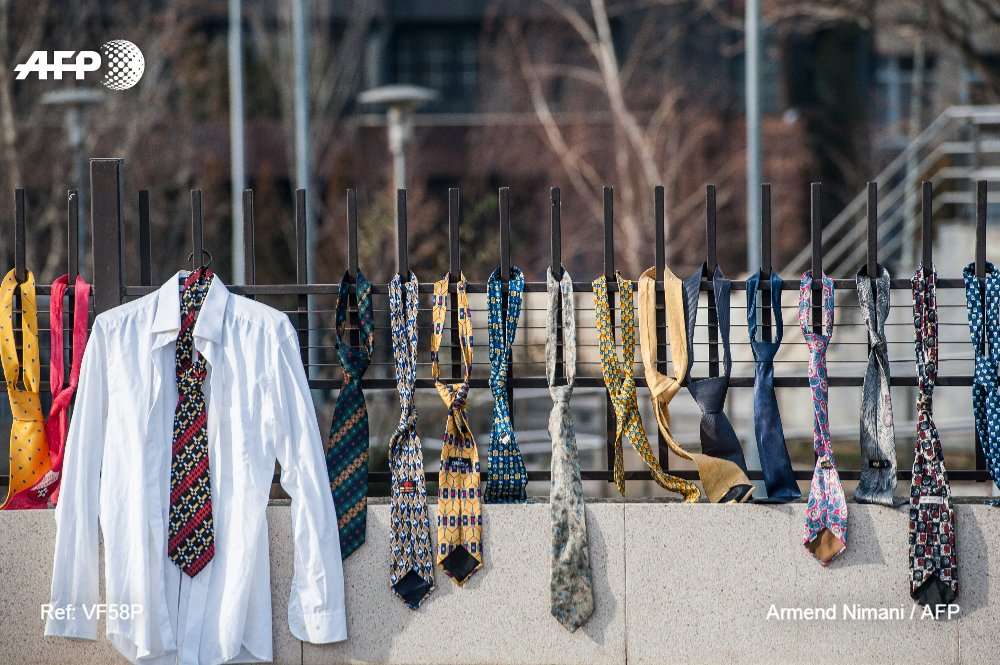 Διαμαρτυρίες με γραβάτες στο Κόσοβο για την αύξηση του πρωθυπουργικού μισθού!