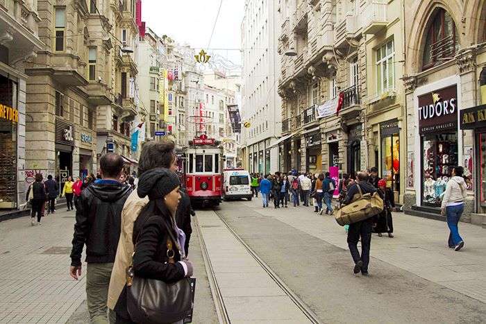 Τρόμος στην Κωνσταντινούπολη! Επίθεση με λεωφορείο που έπεσε πάνω σε πλήθος ανθρώπων
