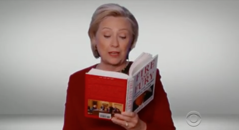 Η Χίλαρι διαβάζει δημόσια το βιβλίο κατά του Τραμπ!