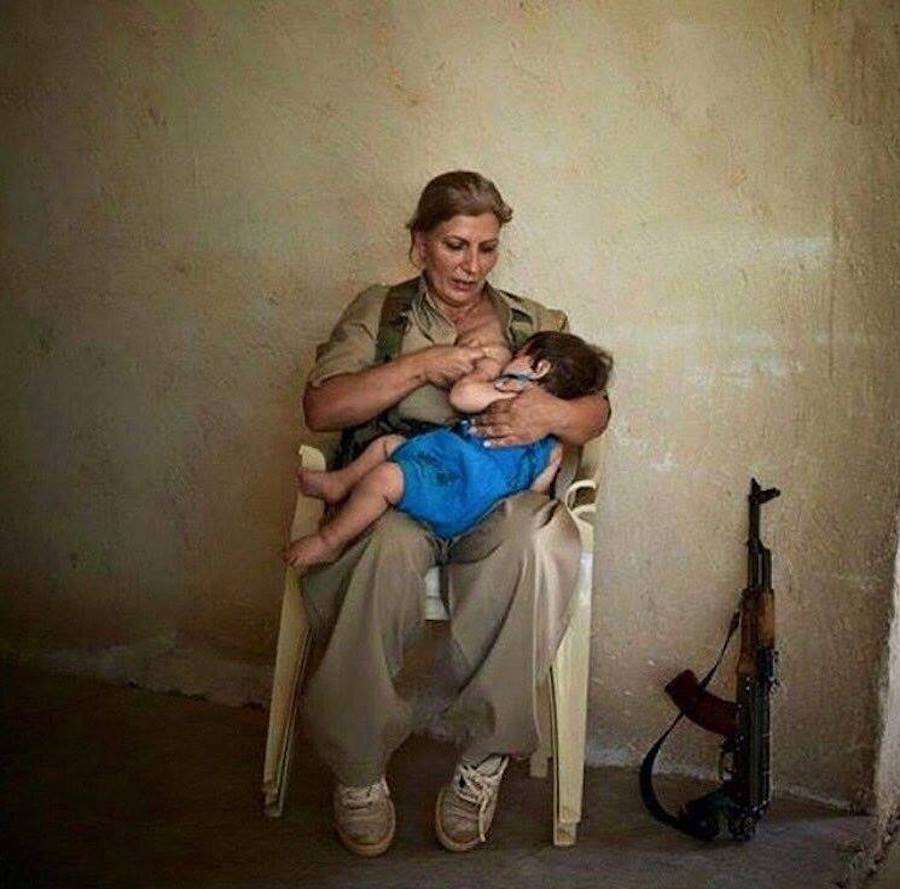 Η γυναίκα των Κούρδων! Μια φωτογραφία που εξηγεί γιατί οι Τούρκοι θα χάσουν