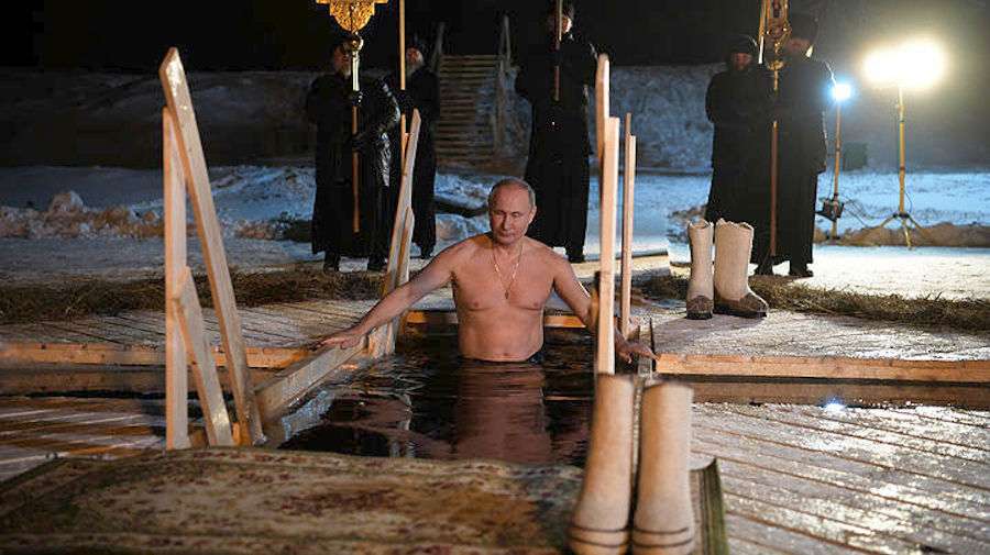 Ο Πούτιν βούτηξε στα παγωμένα νερά λίμνης για τα Θεοφάνεια!