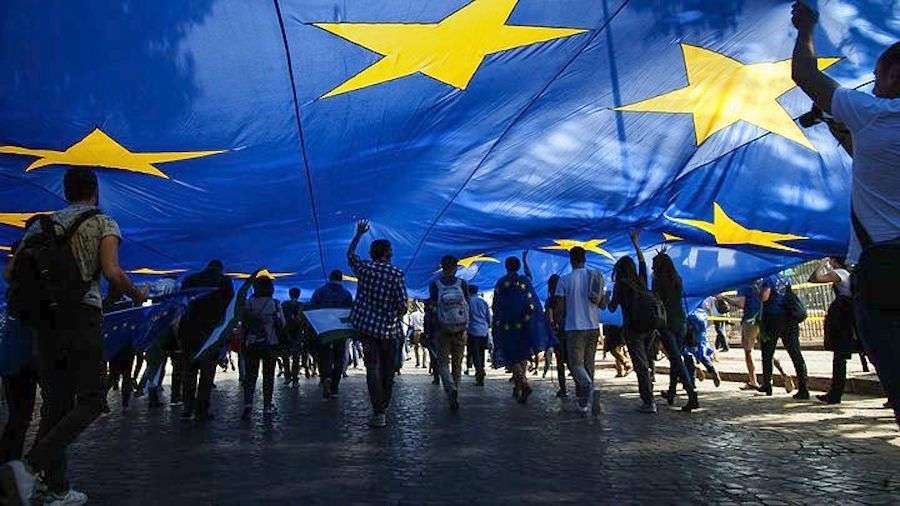 Γερμανοί και Γάλλοι οικονομολόγοι χτυπούν καμπανάκι κινδύνου για την Ευρωζώνη