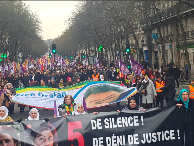 Χιλιάδες Κούρδοι διαδήλωσαν στο Παρίσι ζητώντας την αλήθεια για τις δολοφονίες της ΜΙΤ