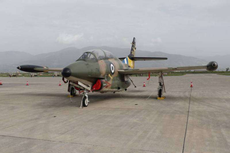'Επεσε αεροσκάφος Τ-2 στη Καλαμάτα! Καλά οι πιλότοι που εγκατέλειψαν