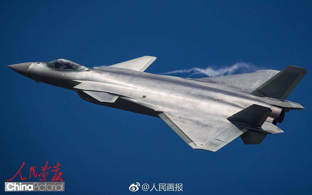 Το J-20 της Κίνας περιπολεί οπλισμένο στη Θάλασσα της Νότιας Κίνας